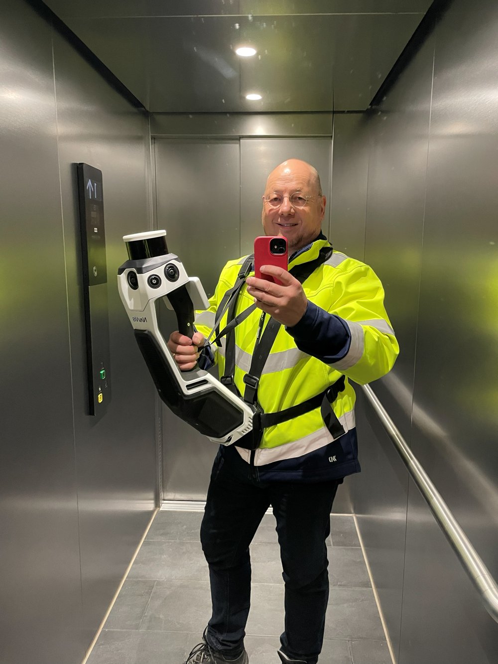 Björn Bünemann mit NavVis MLX SLAM-Laserscanner